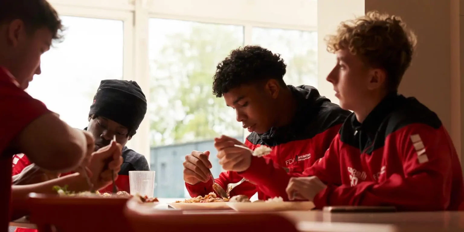 GoToGo Academy - Jóvenes deportistas compartiendo una comida