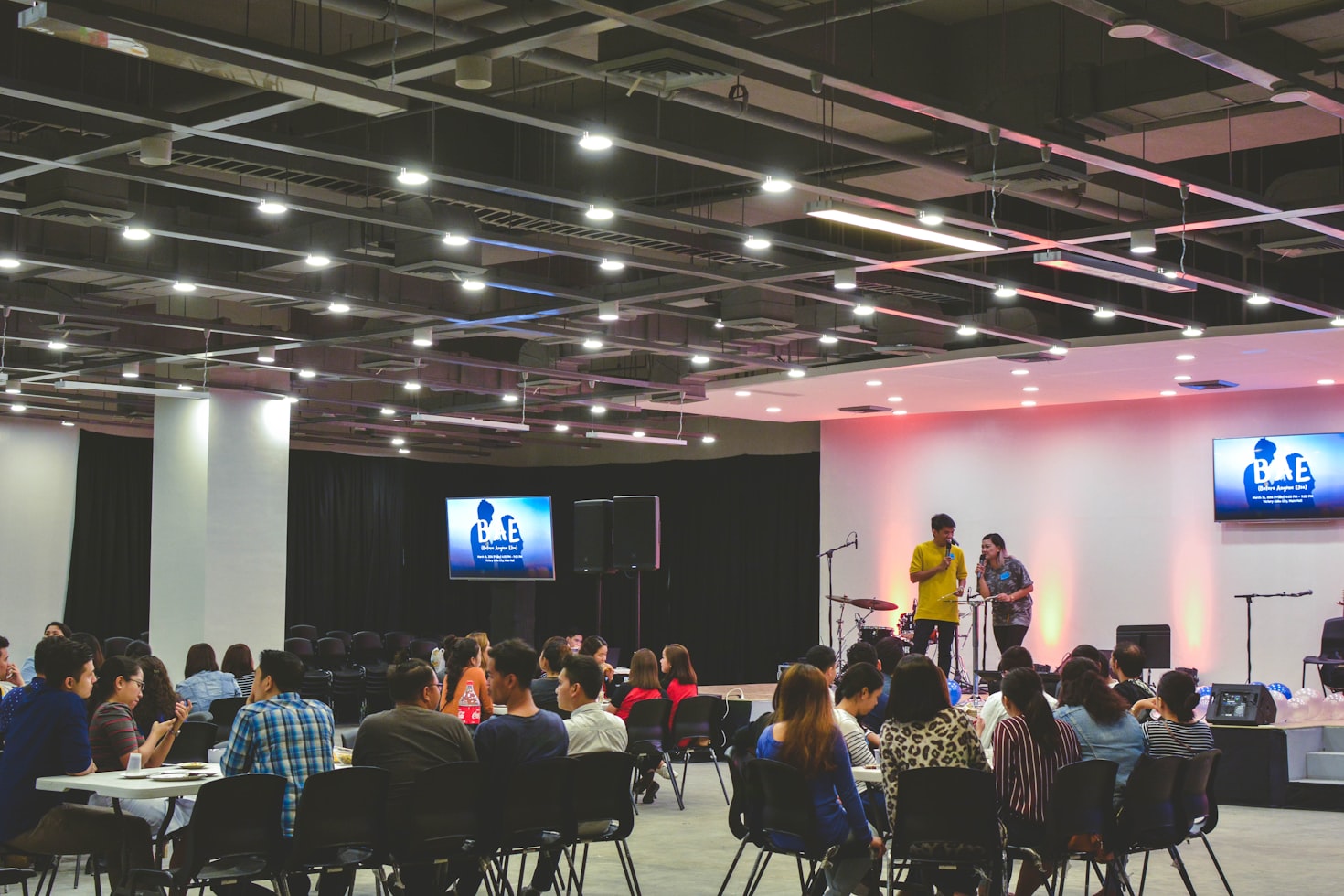 Estudiantes graduándose en universidad americana