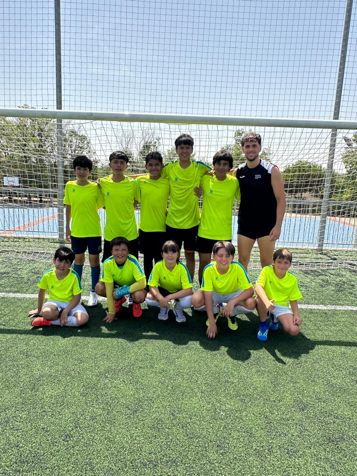 Equipo internacional con entrenador en campus GoToGo Madrid