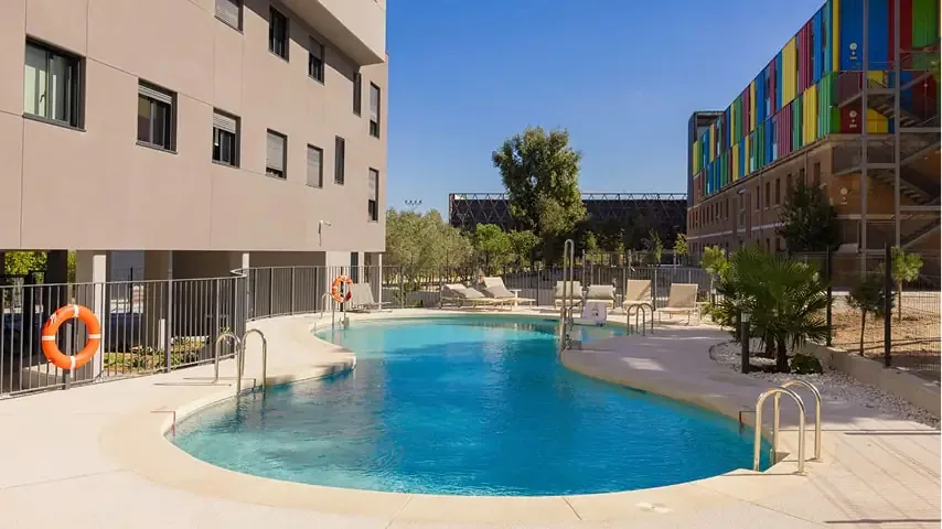 Piscina exterior de StepHouse