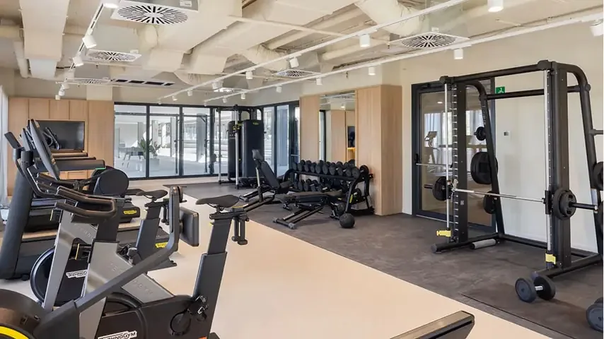 Gimnasio con zona de fuerza