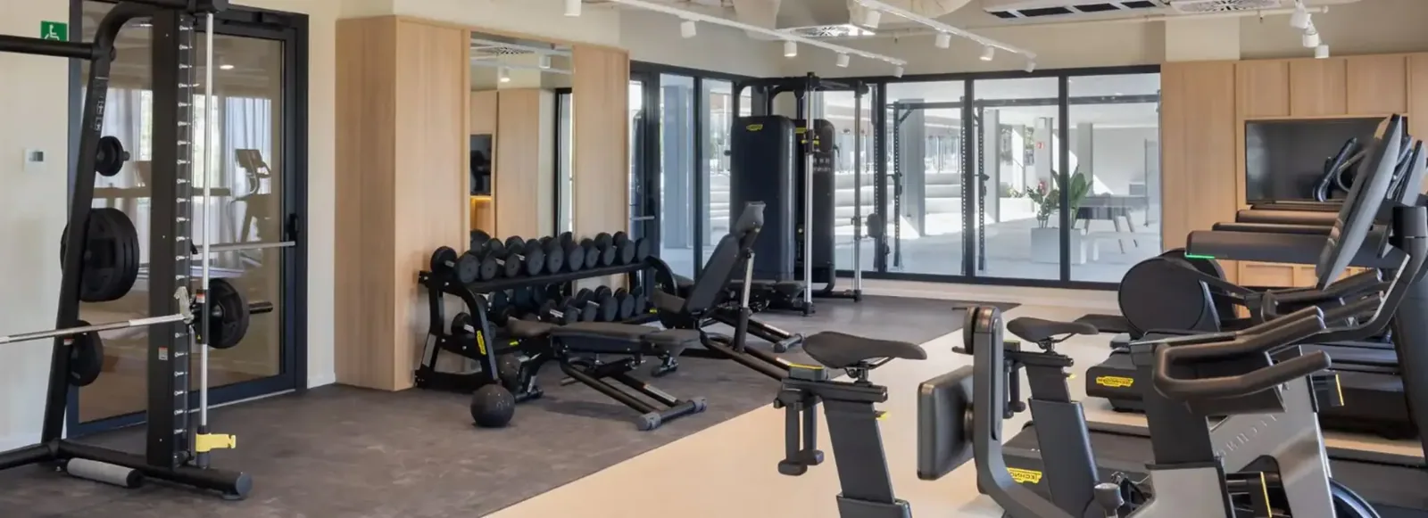 Gimnasio con máquinas de fuerza y cardio