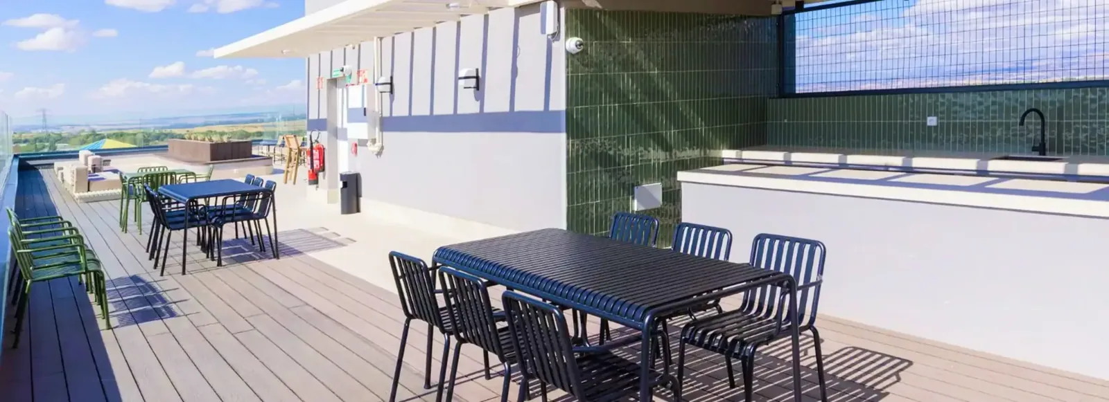 Terraza exterior con mesas