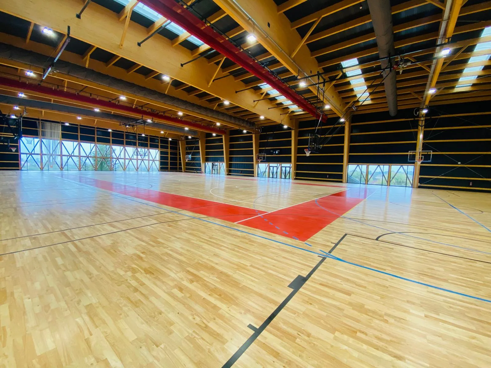 Vista amplia de pabellón polideportivo