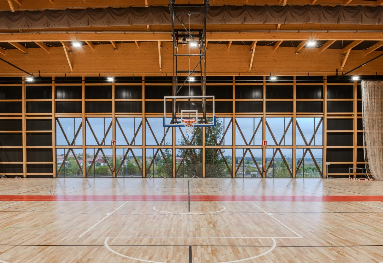 Interior del pabellón deportivo con parquet