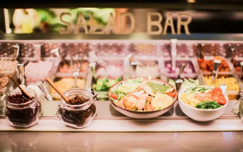 Zona de ensaladas del restaurante
