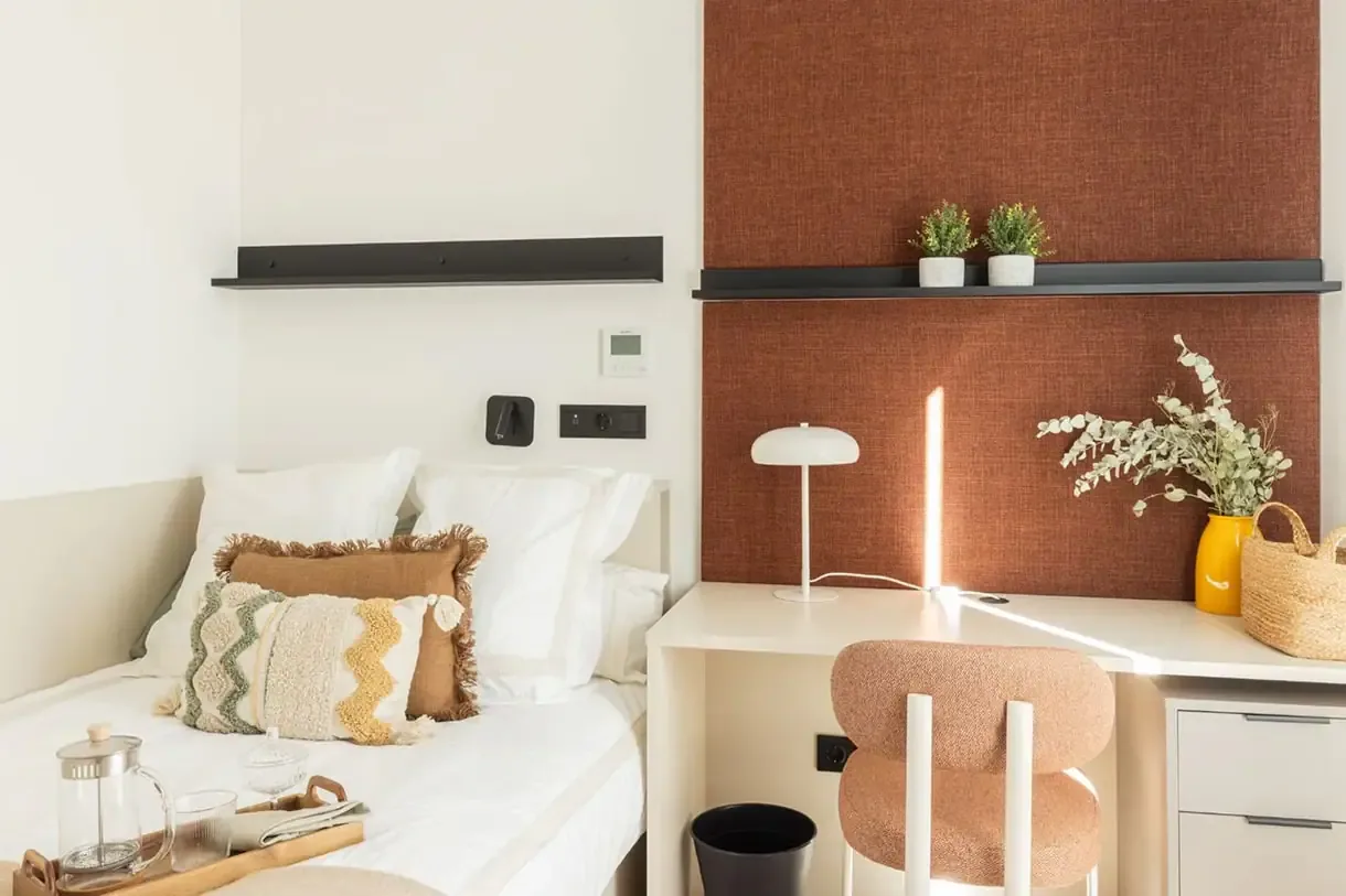 Estudio con cama y escritorio