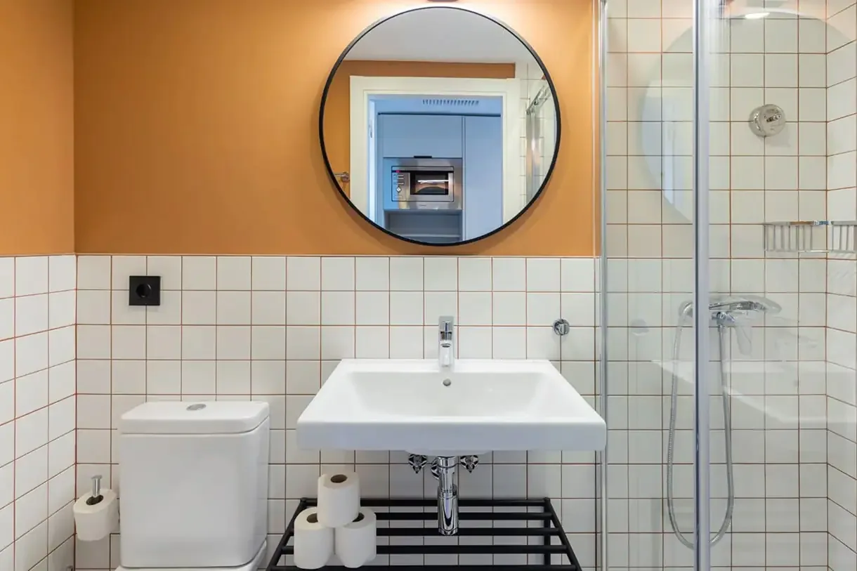 Cocina y baño privado en estudio