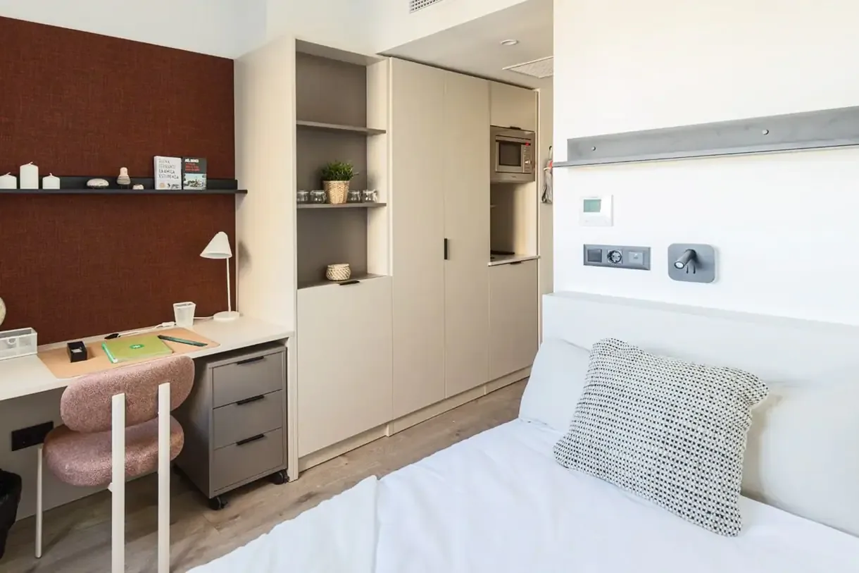 Estudio con mesa de trabajo y descanso